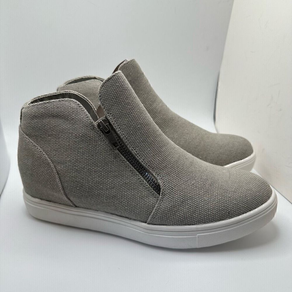 CUSHIONAIRE Women's Hart Hidden Wedge Sneaker 8.5 GRAY